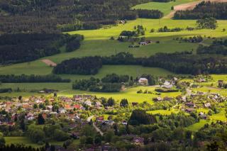 Pohled na neznámou vesnici v české krajině.